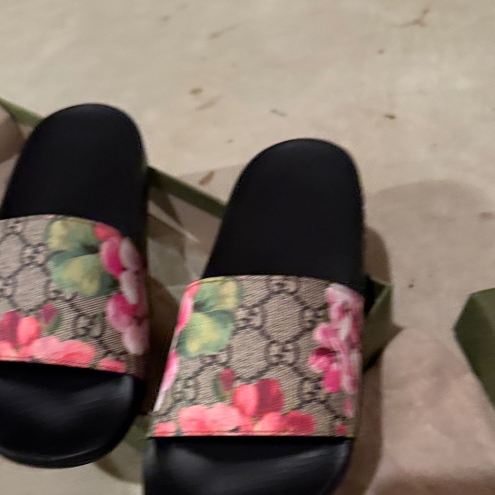 Gucci Black and Pink Floral Sandals - Picture 7 of 7